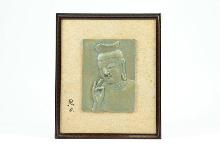 Paneel - In gelijst metalen reliëf van Maitreya Bodhisattva, Antiquités & Art, Antiquités | Autres Antiquités