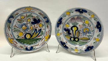 Twee Delfts aardewerken polychrome borden – Nederland, 18e