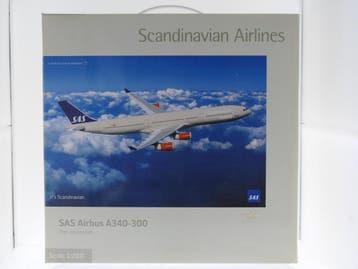 Schaal 1:200 Herpa DM9816 Airbus A340-300 SAS Goldfred V..., Ophalen of Verzenden, Nieuw
