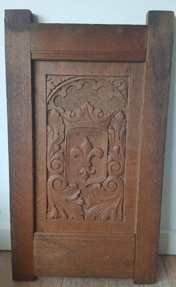 Snijwerk, paneel met Heraldisch Wapenschild (Fleur-de-lis) –