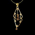 Oud-Romeins Pendant, met Romeinse paarse glaskralen in een