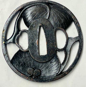 Tsuba sukashi à motif feuille d’aoi, signé Echizen j, Antiquités & Art