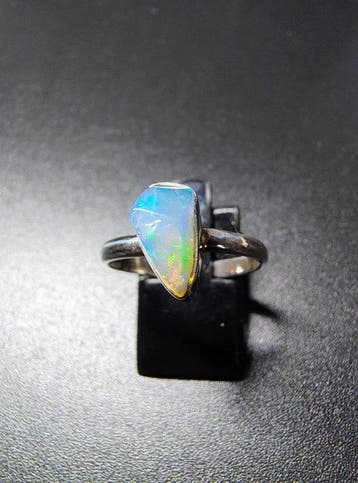 Ring van sterlingzilver met natuurlijk onbehandelde opaal –