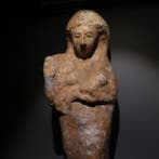 Fenicisch Terracotta Vrouwelijke figuur met een kind. 38 cm