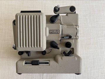 Eumig P8 m projector + C3 Super 8 camera Projecteur de film