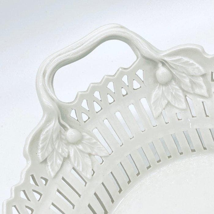 KPM Berlin - Free shipping - Schotel - Durchbruch, Antiquités & Art, Antiquités | Meubles | Tables