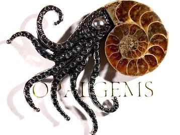 Verzilverd metalen broche met een ammoniet Fossil Lichaam -