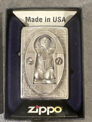 Zippo - Keyhole Emblem - Zonder minimumprijs - Aansteker -, Verzamelen, Nieuw