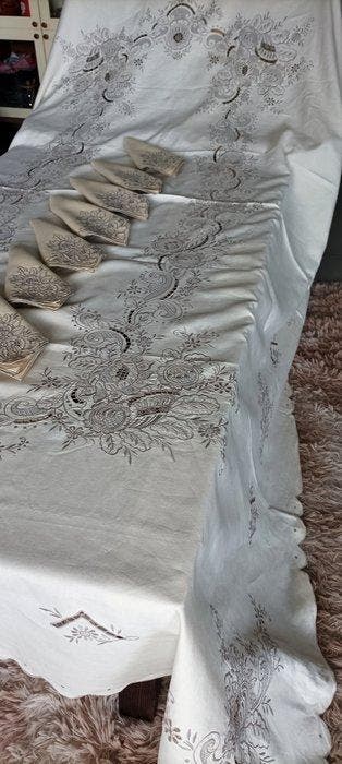 Serviette spectaculaire de trousseau avec broderies faites à, Antiquités & Art, Tapis & Textile