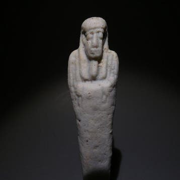 Oud-Egyptisch Faience Shabti. 10 cm hoog. 30e Dynastie, 378