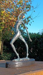 Sculpture, dancing lady on marble 36 cm hoog - 36 cm -