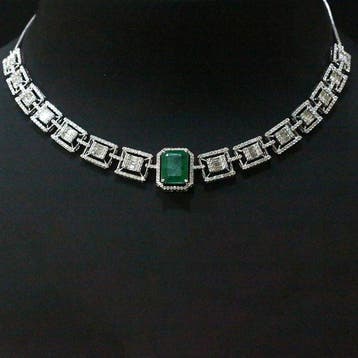 Collier - 18 carats Or blanc - 8.88ct. tw. Émeraude -