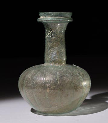 Oud-Romeins grote en hoge glazen fles, gallonvormig met, Verzamelen