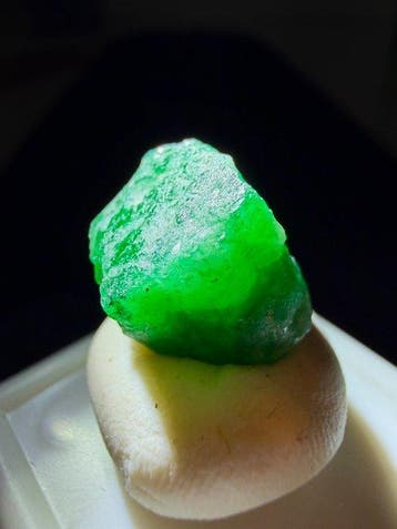 Smaragd Ruwe steen. 11,00 ct. Topgroene enorme
