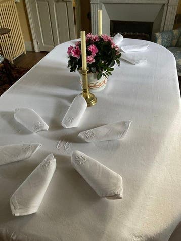 Linge de table en granit du début du XXe siècle, mesurant 3