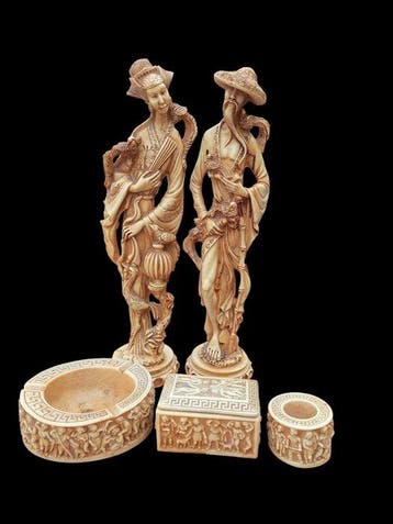 Figuur - Vintage Faux Ivoor en Resin Beelden met Bureau Set, Antiek en Kunst