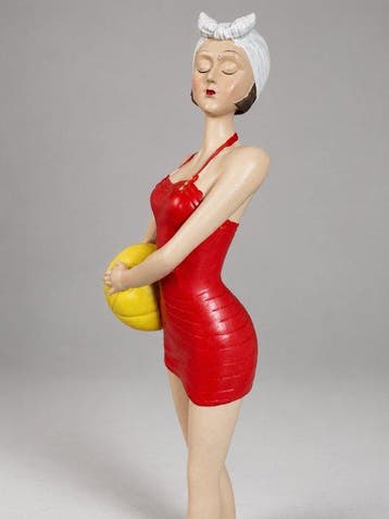 sculptuur, Beach Lady with Ball – groot decoratief beeld in