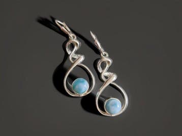 Larimar. Oorbellen met veilige sluitingen. Ambachtelijke