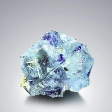 GEEN RESERVE. FLUORITE met rode kubische oog-phantomen uit