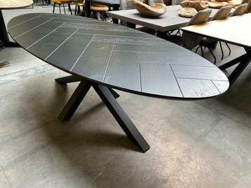 Zwart ovale eettafel, visgraat + verjongd (nieuw, A-keuze), Huis en Inrichting, Nieuw