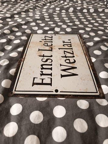 PLAQUE ÉMAILLÉE ERNST LEITZ WETZLAR (19,5 x 27 cm) - Plaque