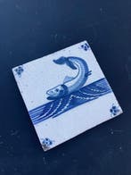 Tegel - Antieke Delfts blauwe tegel met een grote vis -