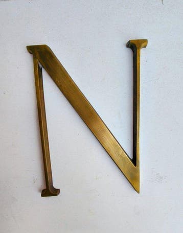 LETTER N - Reclamebord - Verguld messing