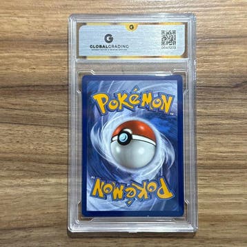Pokémon Graded card - Surfing Pikachu 25th Anniversary 008 -, Hobby en Vrije tijd, Nieuw
