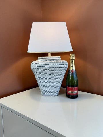 Lampe de table - Une lampe de table en rotin tressé., Antiquités & Art