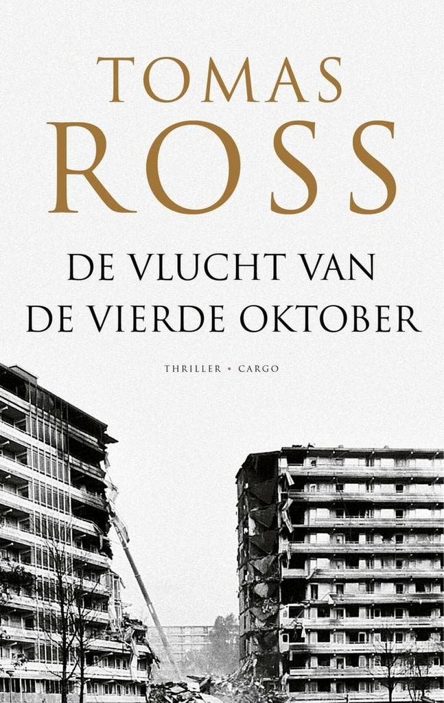 De vlucht van de vierde oktober 9789403188911 Tomas Ross, Boeken, Thrillers, Gelezen, Verzenden