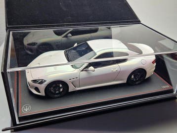 211-TwoEleven 1:18 - Modelauto - Maserati Gran Turismo –