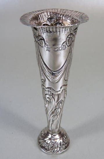 Goldsmiths & Silversmiths Co Ltd - Londen 1901, vaas met