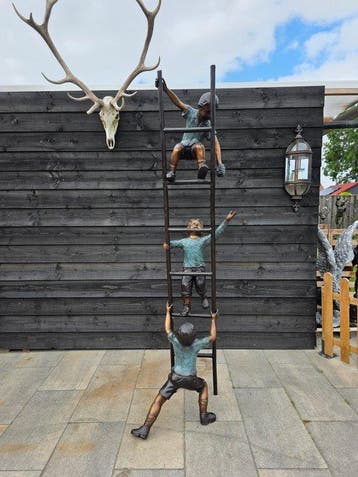 Beeld, Bronze: XXL ladder with Children - 230 cm - Brons -
