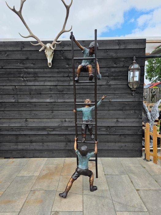 Beeld, Bronze: XXL ladder with Children - 230 cm - Brons -, Antiquités & Art, Art | Objets design