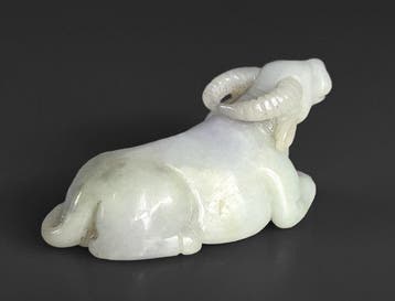 Un buffle en jade lavande antique originaire de Chine. -