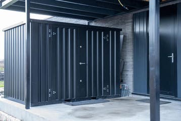 Zwarte 10ft container uit ons assortiment | Veel vraag!