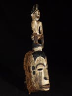 Afrikaanse helmmasker met zittende figuur – 20e eeuw – hout,