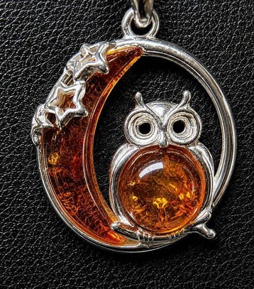Hanger met uil en maan in 925 zilver met natuurlijke