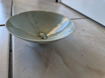 Oude Chinese kom van celadon (Qingbai) met decor van, Antiek en Kunst