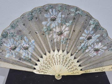 Abanico Art Nouveau francés con país de seda pintado a mano