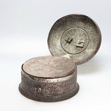 Kist - Antiek Indiaas tinnen koper Paandan (beteldoos) set