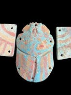 Oud-Egyptisch Faience Vleugelige scarabee-mummie-ornamenten.