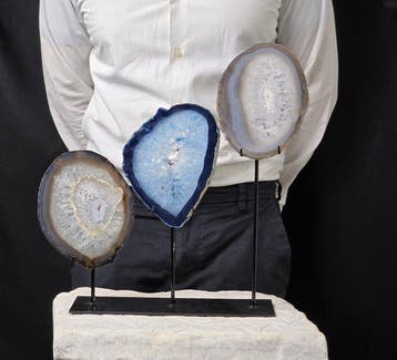 Lot élégant de 3 tranches naturelles dagate sur socles, Antiquités & Art