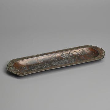 Schotel - Japanse messing dienblad met reliëfdecoratie van