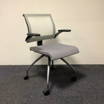 Ahrend 250 verrijdbare vergaderstoel met kunststof rug,