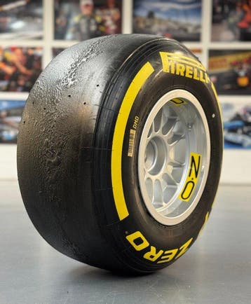 Pneu complet sur la roue - Formule 1 Pirelli - O.Z. *** NO