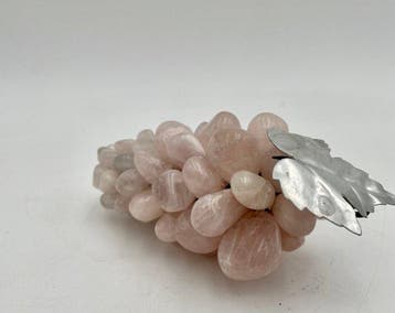 sculptuur, Magnificent and Large Vintage Rose Quartz Grape