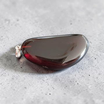 Pendentif en ambre de Sumatra. Effet bicolore exceptionnel.