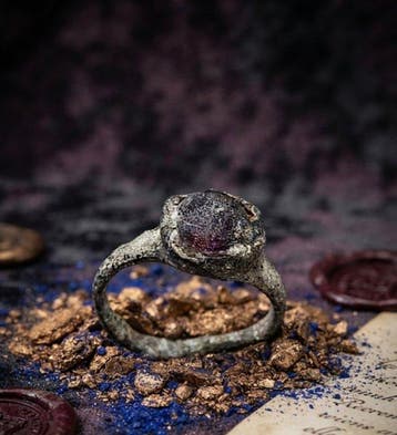 Middeleeuwen, kruisvaardersperiode Brons Ring met amulet -