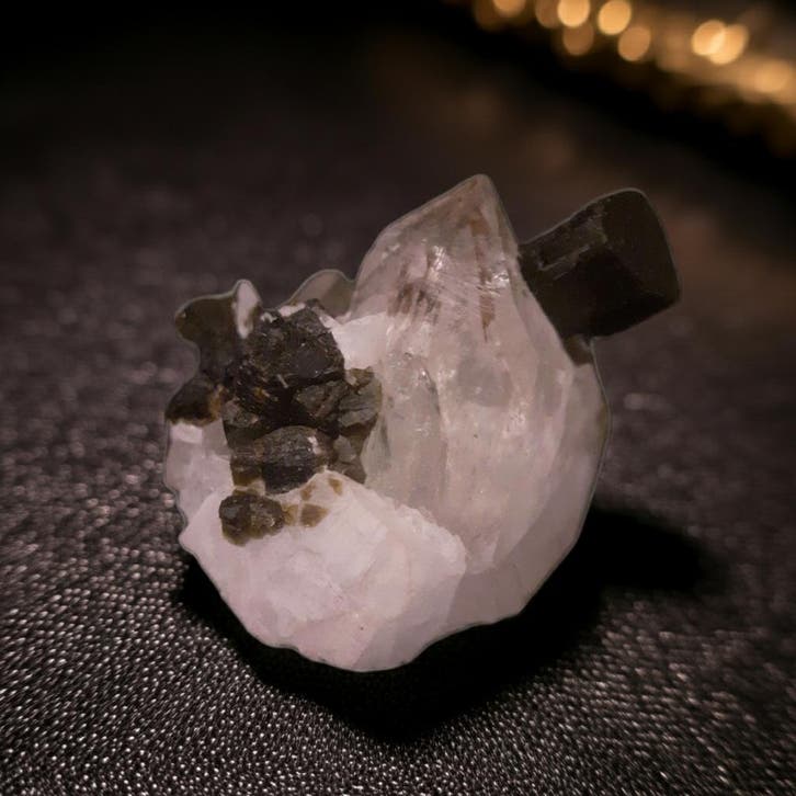 Small Crystal Cluster of Green Cap Tourmaline on base of qua, Handtassen en Accessoires, Overige Accessoires, Nieuw, Verzenden